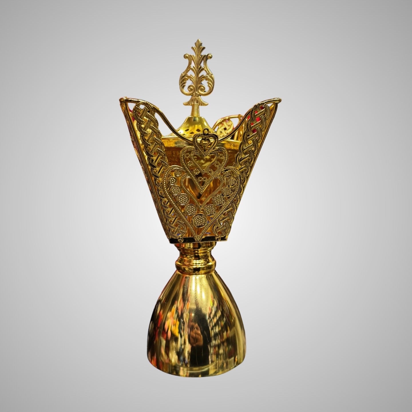 Brûle-encens traditionnel « Mabkhara » en métal doré ciselé.